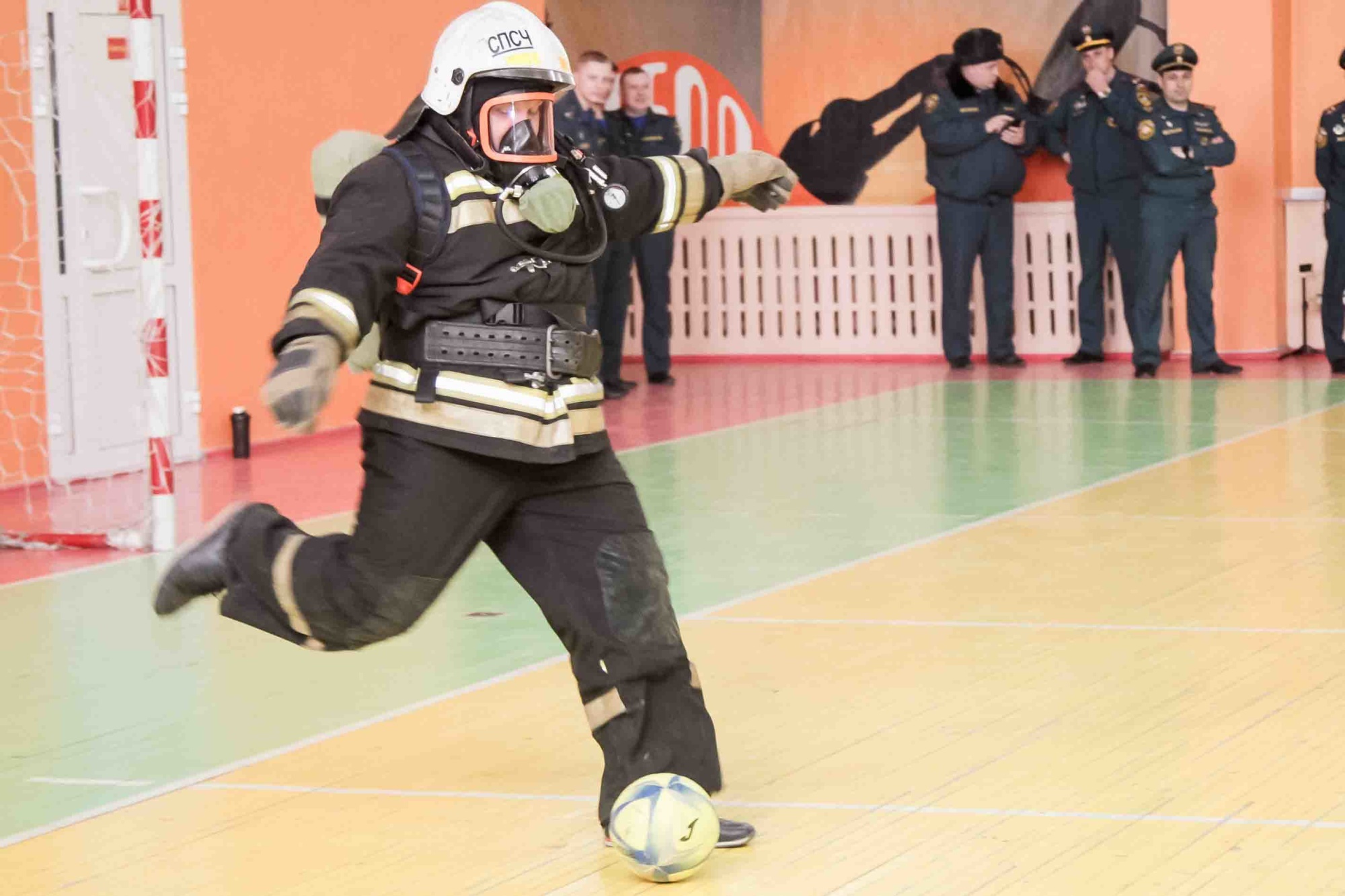 Омские пожарные сыграли в футбол в полном обмундировании #Омск #Общество #Сегодня