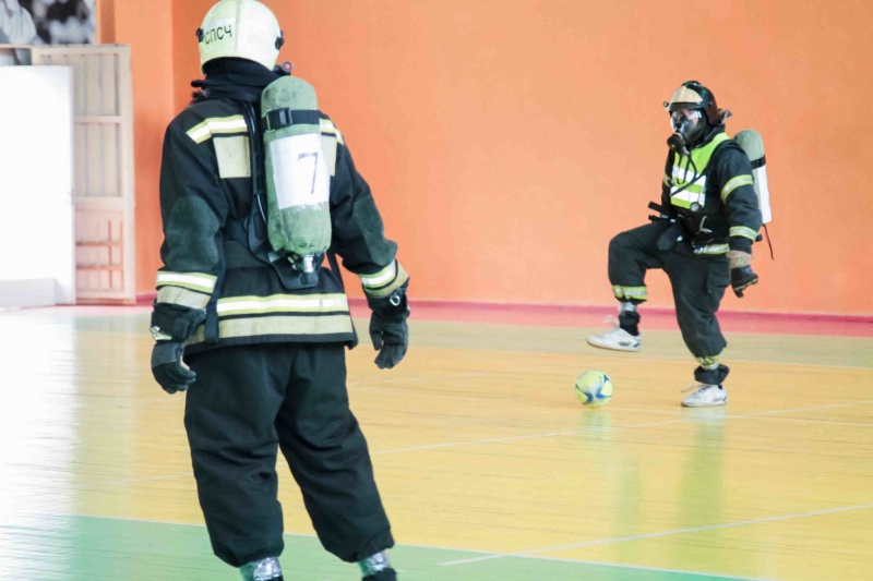 Омские пожарные сыграли в футбол в полном обмундировании #Омск #Общество #Сегодня