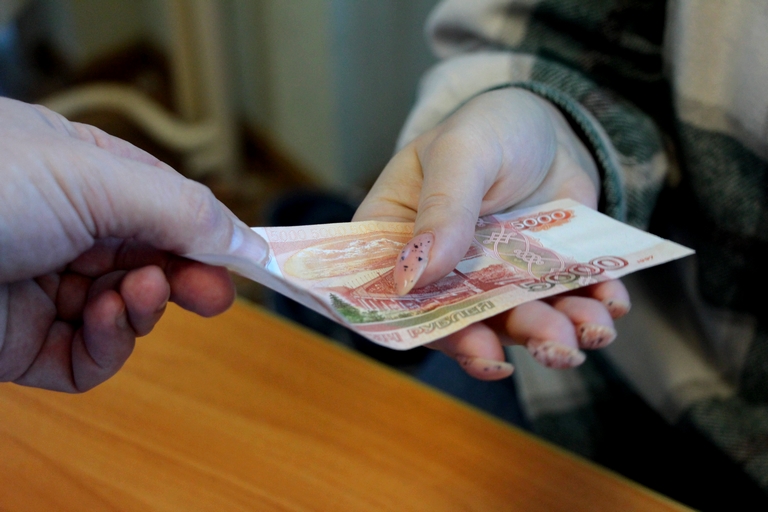 Омичи летали в Москву, чтобы получить фальшивые деньги #Новости #Общество #Омск