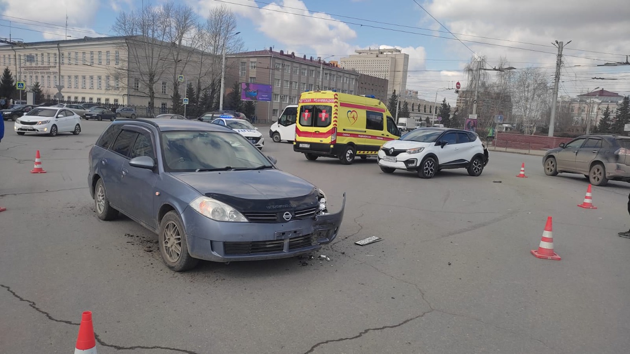 В самом центре Омска произошло ДТП, в котором пострадал ребенок #Новости #Общество #Омск