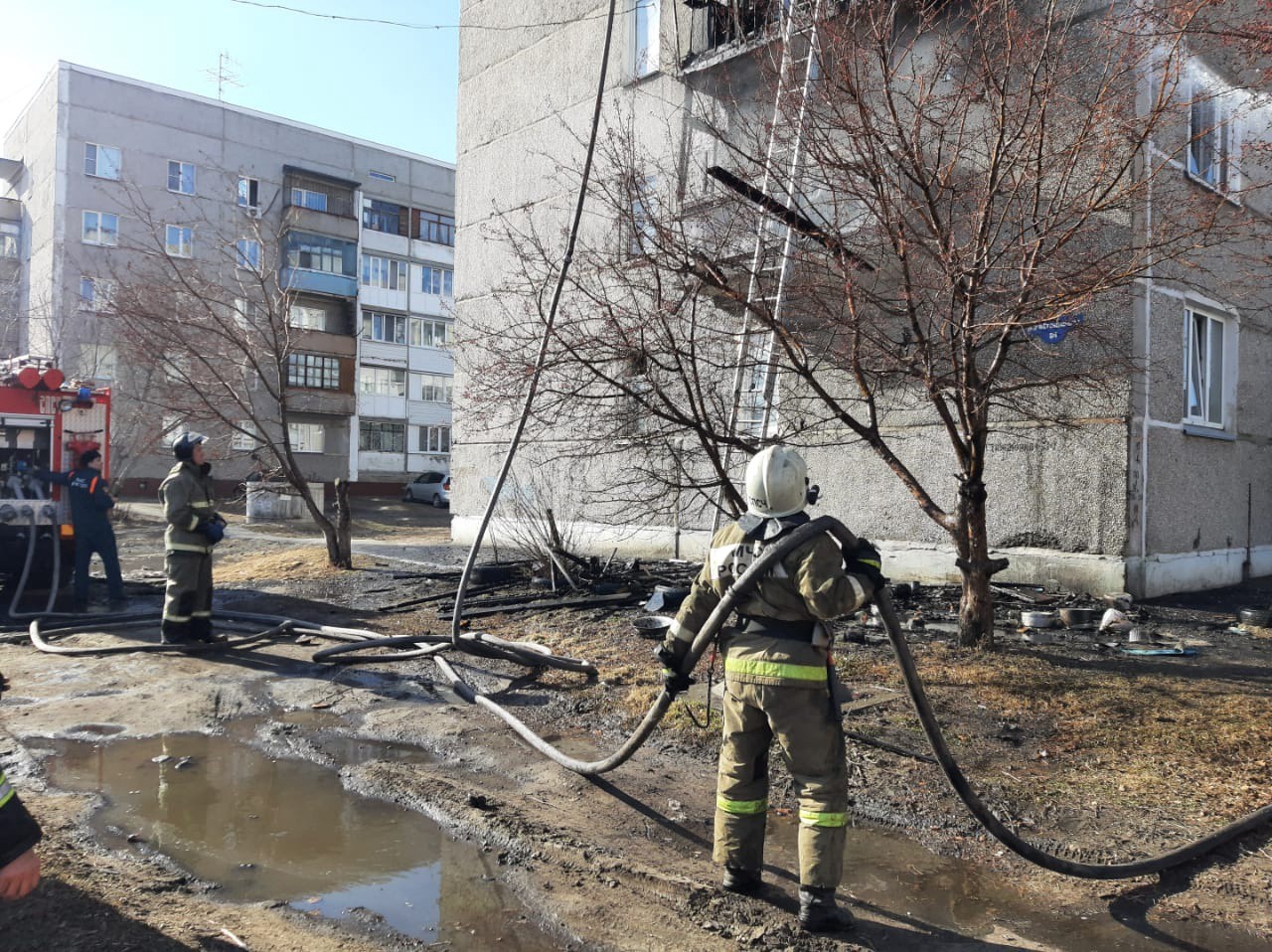 В омской пятиэтажке полностью выгорели балконы #Новости #Общество #Омск