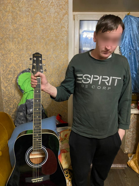 Тюменец обокрал омскую пенсионерку и купил себе гитару #Новости #Общество #Омск
