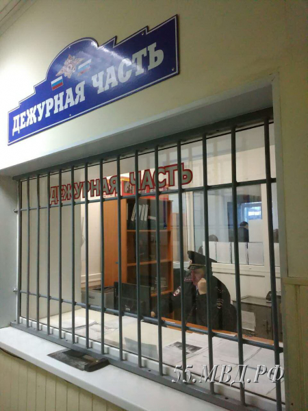 Трое жителей Омской области пытались избить полицейского #Новости #Общество #Омск