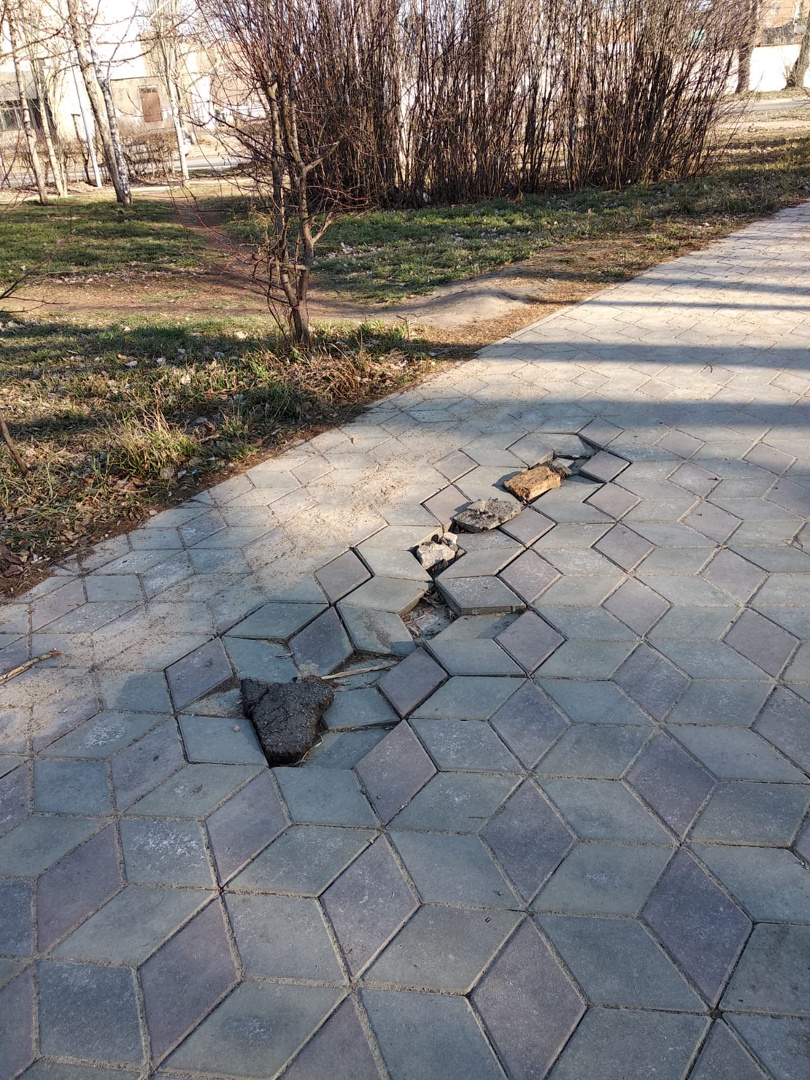 В Омском сквере Молодоженов провалилась плитка #Новости #Общество #Омск