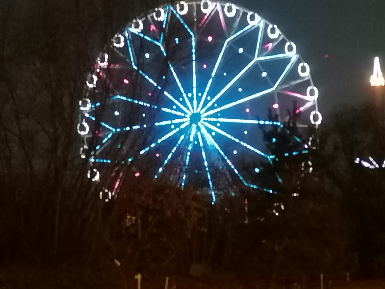 Омичам показали световое шоу на новом 60-метровом колесе обозрения #Омск #Общество #Сегодня