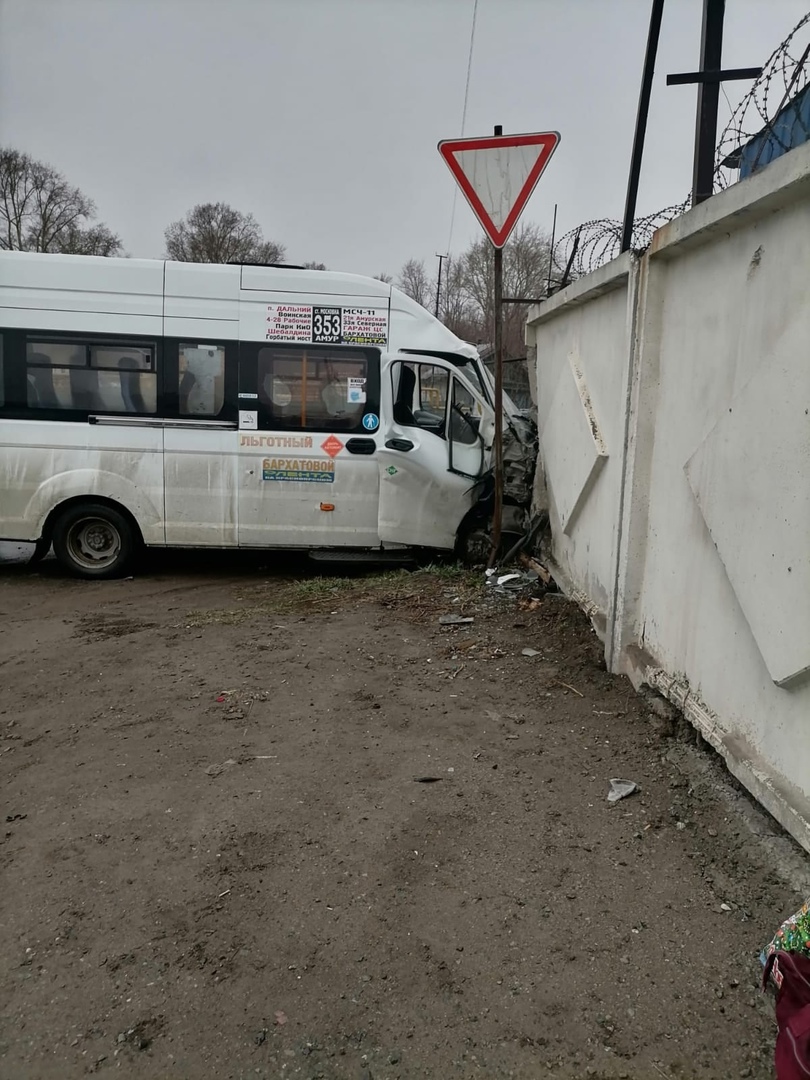 Омского перевозчика, чья маршрутка протаранила бетонный забор, ждет проверка #Омск #Общество #Сегодня