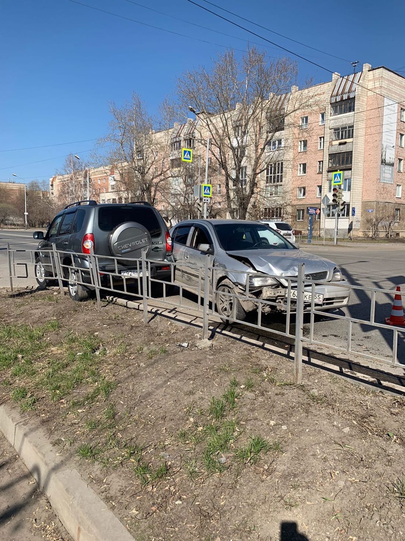 В Омске автоледи врезалась в иномарку с ребенком #Омск #Общество #Сегодня