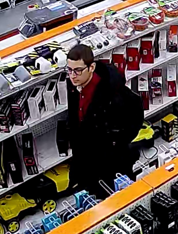 В Омске ищут парня в очках, который обокрал магазин электроники #Новости #Общество #Омск
