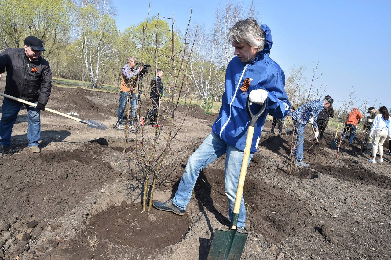В омском парке высадили почти 100 новых деревьев #Омск #Общество #Сегодня В омском парке высадили почти 100 новых деревьев #Омск #Общество #Сегодня