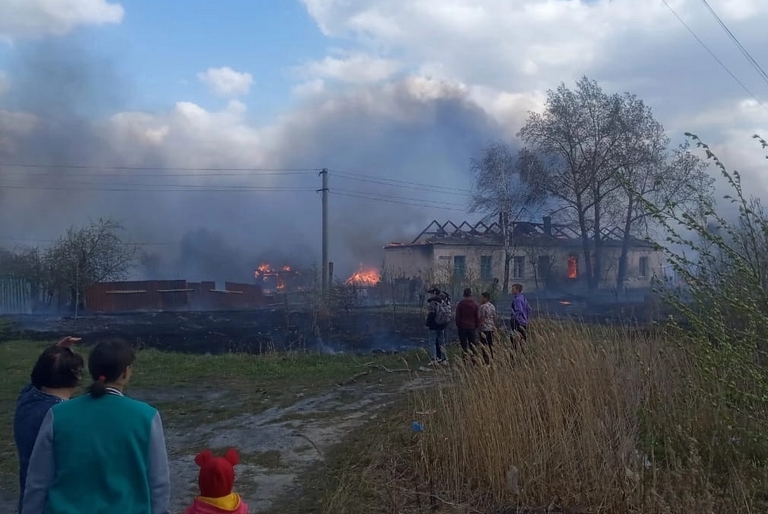 Горят 5 домов и еще 4 постройки: в Называевске тушат мощный пожар #Омск #Общество #Сегодня