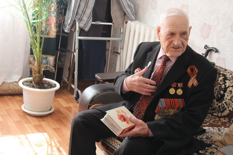На фронт в 17: в Омске поздравили 96-летнего ветерана #Омск #Общество #Сегодня
