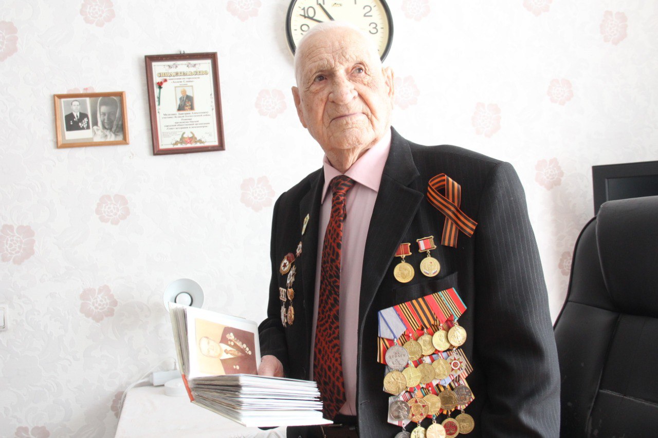 На фронт в 17: в Омске поздравили 96-летнего ветерана #Омск #Общество #Сегодня