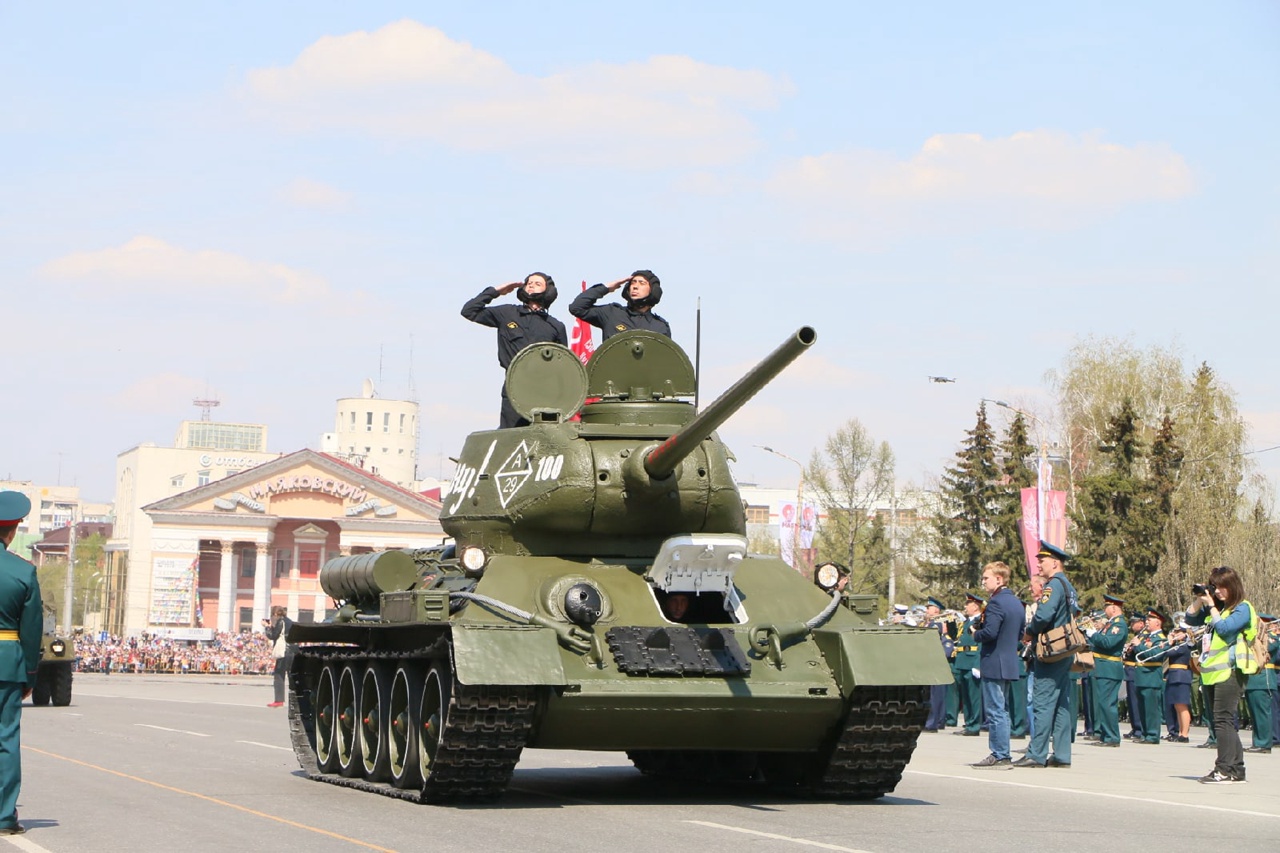 Легендарный Т-34 и вездесущая буква Z: как в Омске прошел Парад Победы #Омск #Общество #Сегодня