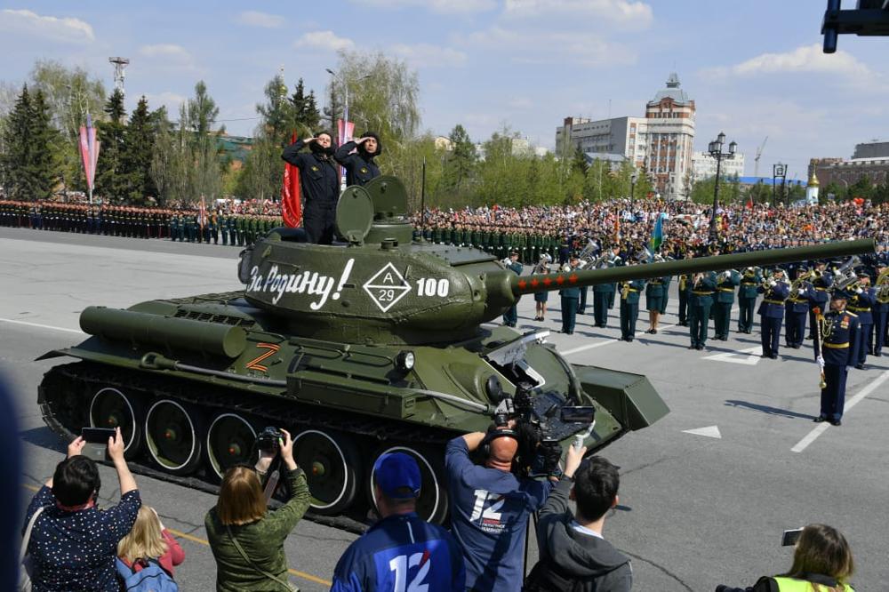 Легендарный Т-34 и вездесущая буква Z: как в Омске прошел Парад Победы #Омск #Общество #Сегодня