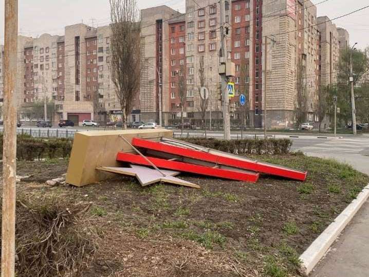 После урагана в Омске вкопали в землю стелу «9 Мая» #Новости #Общество #Омск После урагана в Омске вкопали в землю стелу «9 Мая» #Новости #Общество #Омск