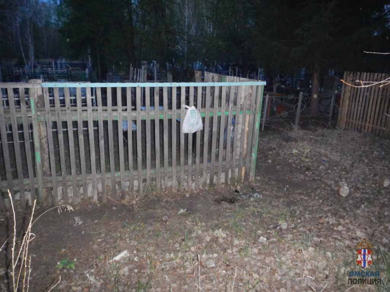 Житель Омской области пришел на кладбище и украл две бутылки водки #Омск #Общество #Сегодня