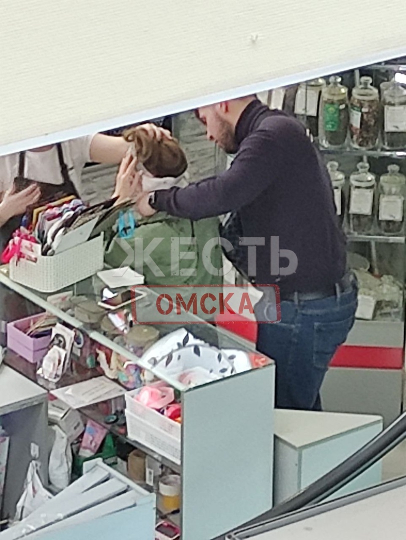 В омском торговом комплексе на женщину упало стеклянное ограждение #Новости #Общество #Омск В омском торговом комплексе на женщину упало стеклянное ограждение #Новости #Общество #Омск