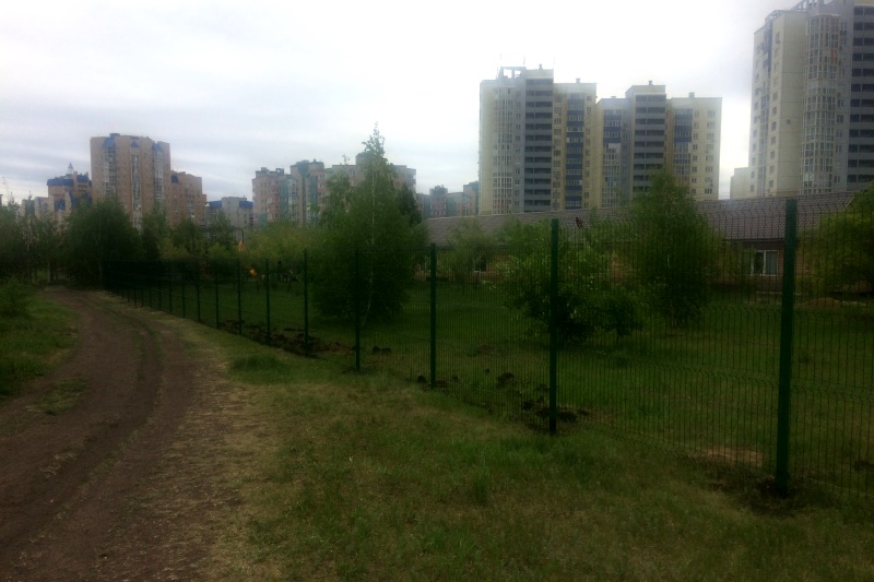 В еще одном парке Омска появился забор #Новости #Общество #Омск