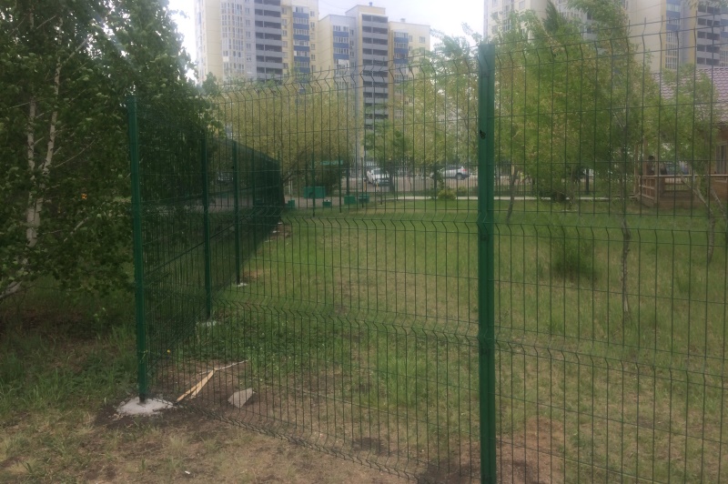 В еще одном парке Омска появился забор #Новости #Общество #Омск
