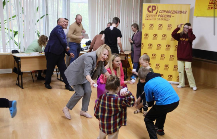 Омские эсеры организовали праздник для беженцев с Донбасса #Новости #Общество #Омск Омские эсеры организовали праздник для беженцев с Донбасса #Новости #Общество #Омск