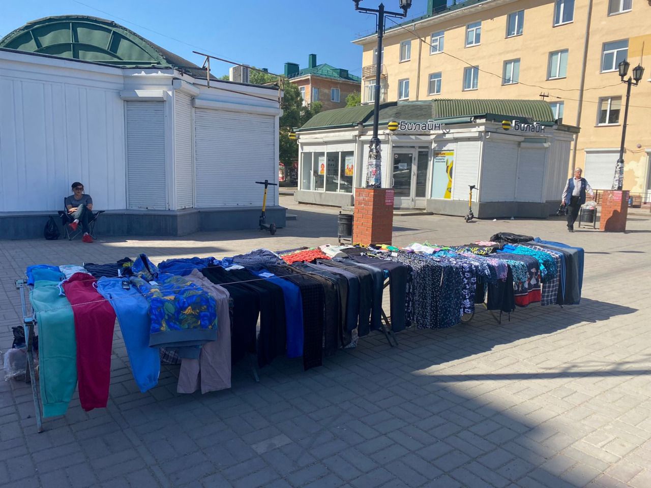 Чиновники узнали, что в Нефтяниках на улице продают постельное белье #Омск #Общество #Сегодня
