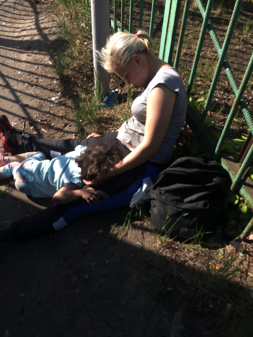 На улице Омска сидела пьяная женщина с маленьким ребенком #Новости #Общество #Омск На улице Омска сидела пьяная женщина с маленьким ребенком #Новости #Общество #Омск