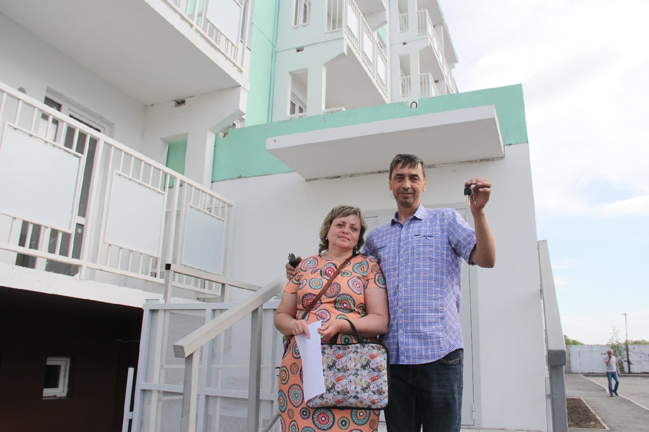 Омские переселенцы из аварийного жилья получили ключи от новых квартир #Омск #Общество #Сегодня