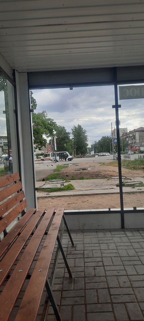 В Омске навесы теплых остановок остались без стекол: их нечем менять #Новости #Общество #Омск