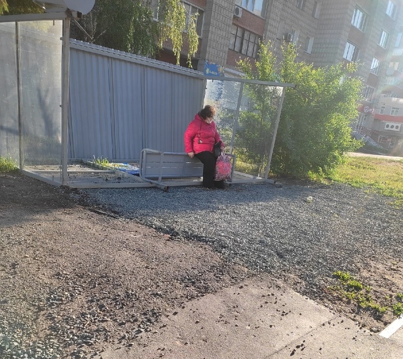 На Масленникова снесло остановку, но омичи продолжают ею пользоваться #Омск #Общество #Сегодня На Масленникова снесло остановку, но омичи продолжают ею пользоваться #Омск #Общество #Сегодня