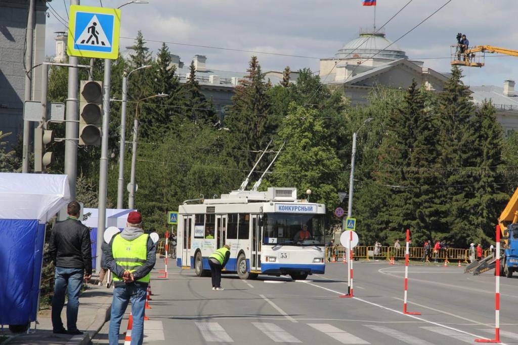 В самом центре Омска устроили троллейбусные гонки #Омск #Общество #Сегодня