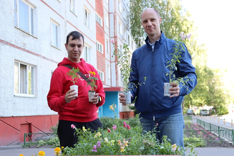 Единороссы подарили омичам цветы для клумб во дворах #Новости #Общество #Омск Единороссы подарили омичам цветы для клумб во дворах #Новости #Общество #Омск