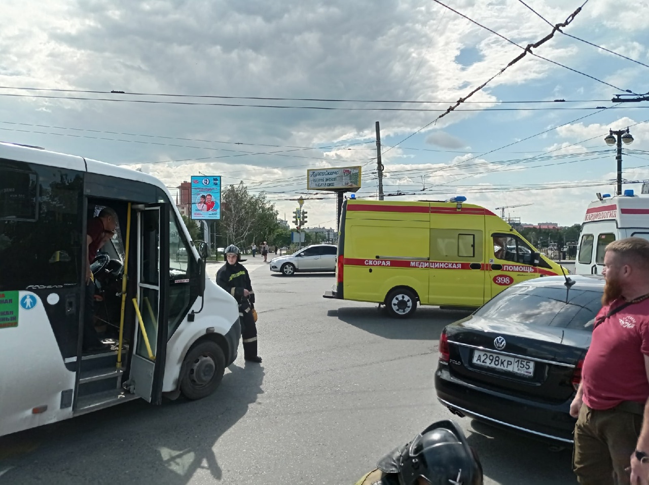 В центре Омска маршрутка сбила трех человек #Новости #Общество #Омск