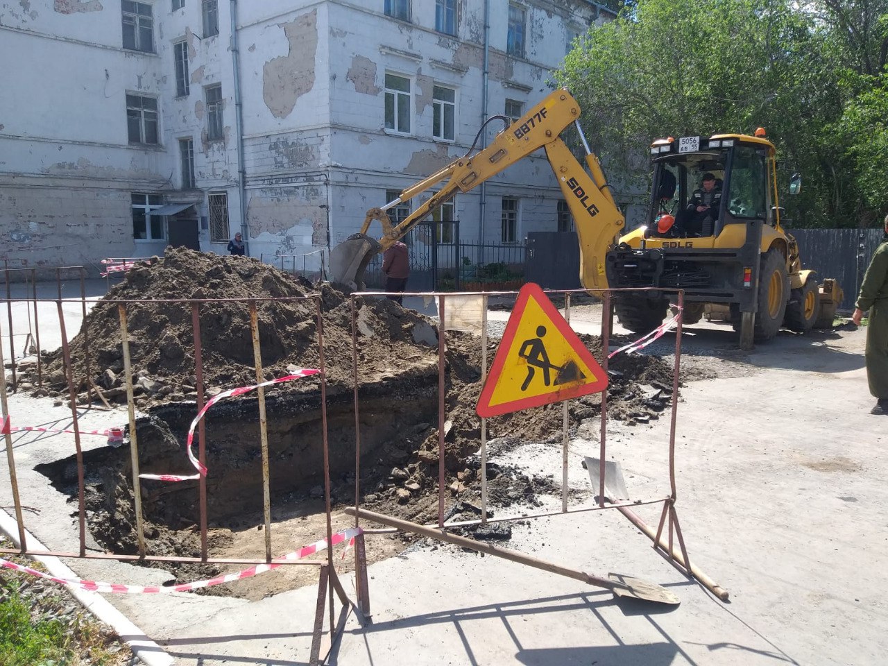 Кого наказали за падение ребенка в яму с кипятком в центре Омска? #Новости #Общество #Омск