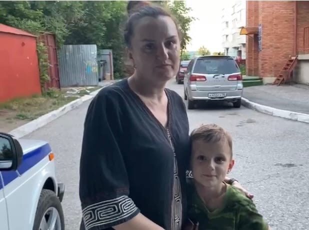 Потерявшегося в Омске мальчика передали матери #Новости #Общество #Омск