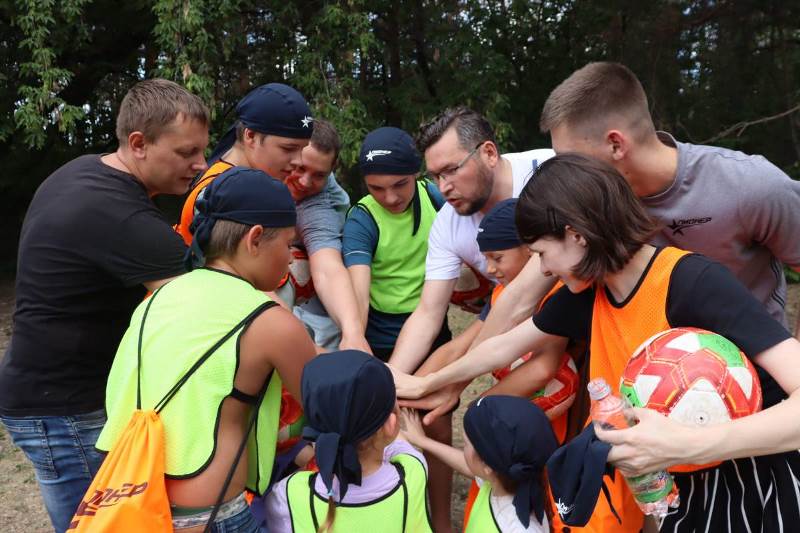 Омские единороссы провели праздник футбола для детей беженцев #Новости #Общество #Омск