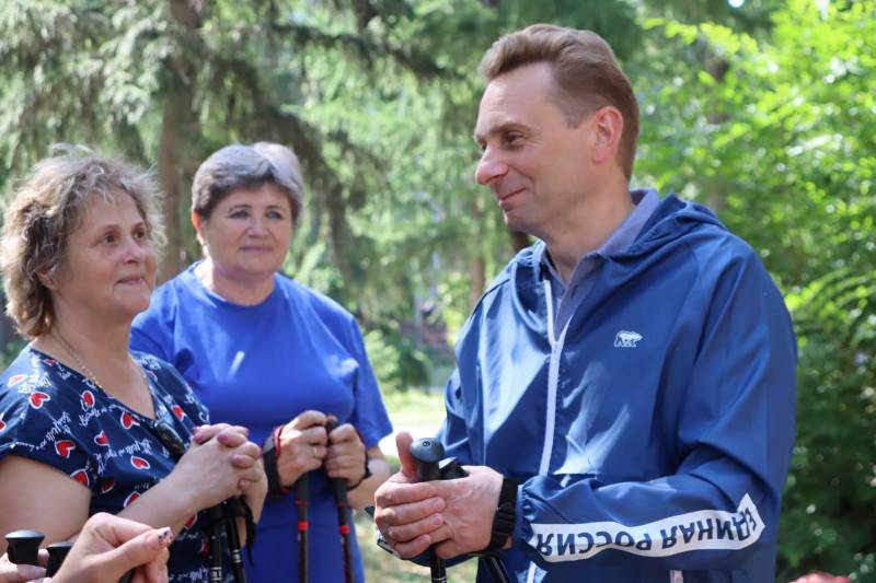 Омские единороссы развивают в городе скандинавскую ходьбу #Новости #Общество #Омск