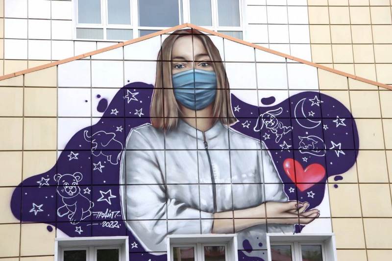 Единоросс подарил граффити омской больнице #Новости #Общество #Омск