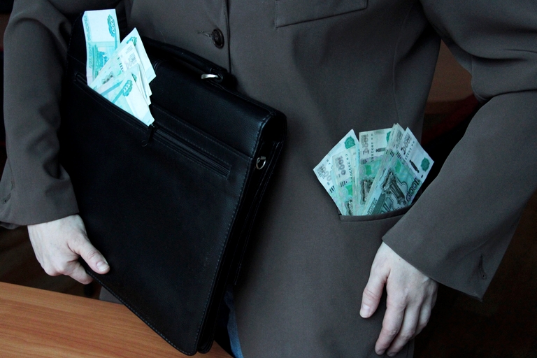 Воспитатель школы-интерната в Омске забирал деньги у сироты-инвалида #Новости #Общество #Омск