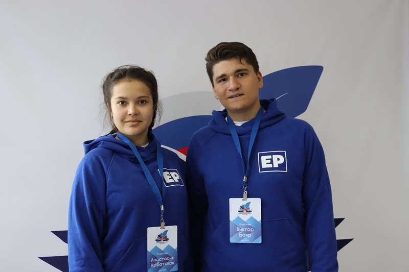 Лидер омских единороссов встретился со школьниками из Донбасса #Омск #Общество #Сегодня Лидер омских единороссов встретился со школьниками из Донбасса #Омск #Общество #Сегодня