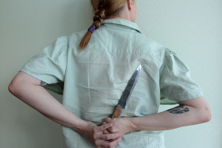 Омичка пыталась забрать мужа от друзей и получила удар ножом #Омск #Общество #Сегодня