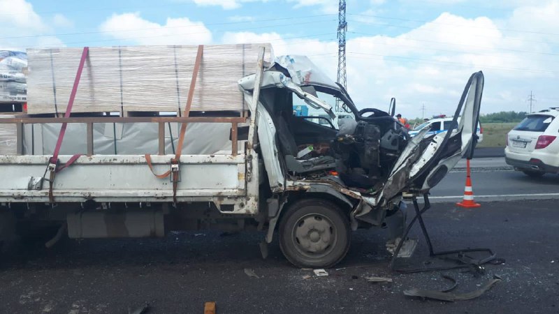 На омской трассе столкнулись два грузовика: погиб водитель #Новости #Общество #Омск