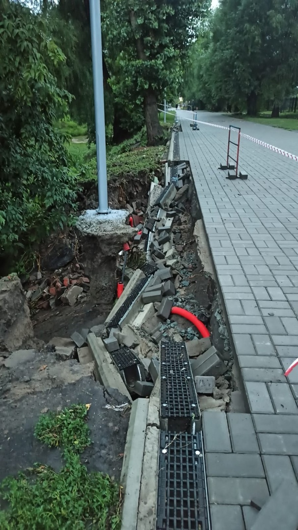 В Омске из-за ливня разрушились тротуары на «Зеленом острове» #Омск #Общество #Сегодня В Омске из-за ливня разрушились тротуары на «Зеленом острове» #Омск #Общество #Сегодня
