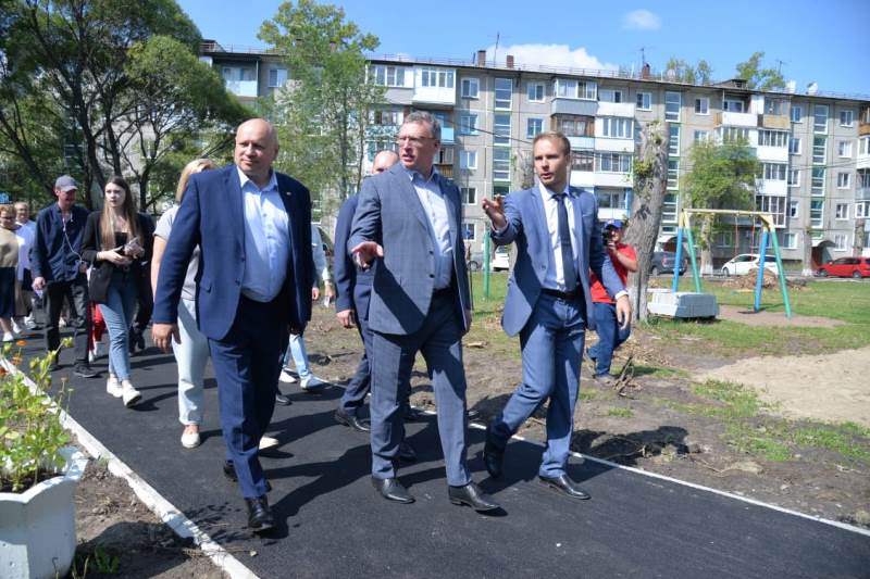 Бурков проверил, как ремонтируют дворы в Октябрьском округе Омска #Омск #Общество #Сегодня Бурков проверил, как ремонтируют дворы в Октябрьском округе Омска #Омск #Общество #Сегодня