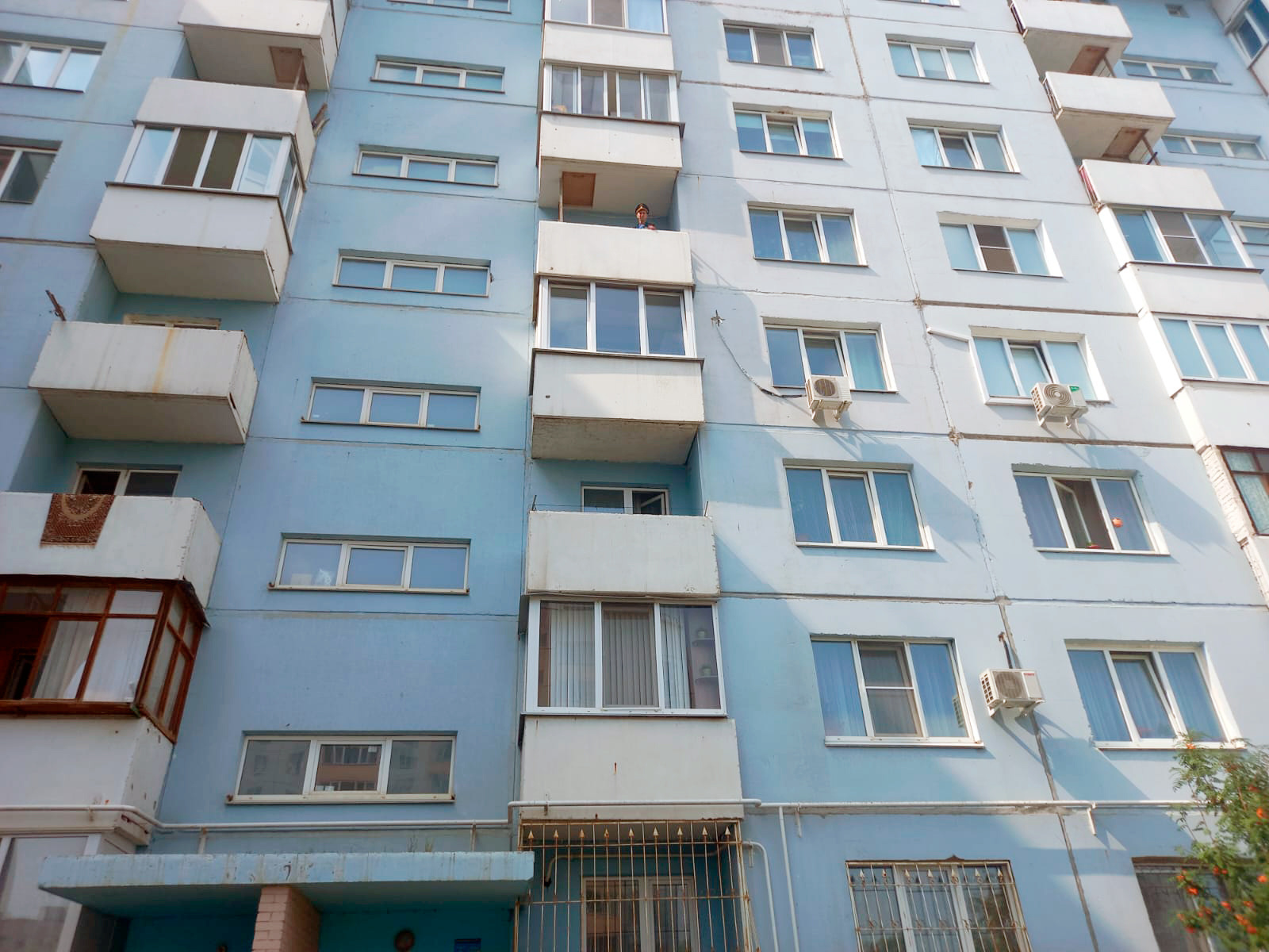 В Омске 3-летняя девочка звала на помощь с балкона #Новости #Общество #Омск