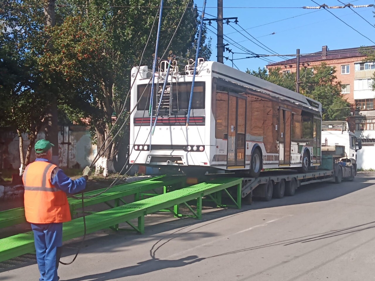 В Омск прибыли пять новых троллейбусов «Адмирал» #Новости #Общество #Омск