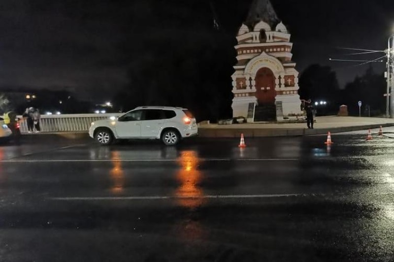 У часовни в центре Омска иномарка сбила пешехода #Новости #Общество #Омск