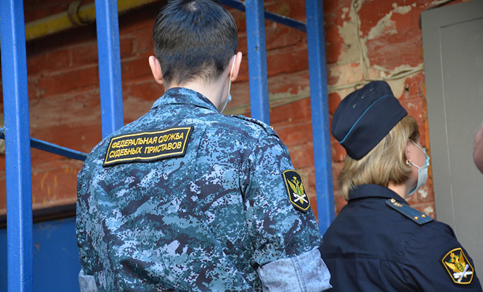 Омичка столкнула судебного пристава с лестницы #Омск #Общество #Сегодня
