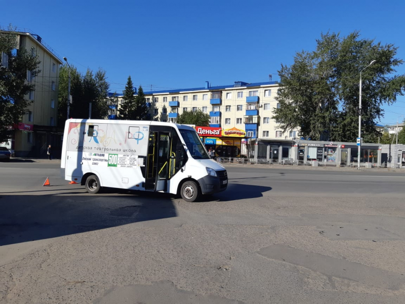 В Омске очередной водитель маршрутки сбил пенсионера #Новости #Общество #Омск В Омске очередной водитель маршрутки сбил пенсионера #Новости #Общество #Омск