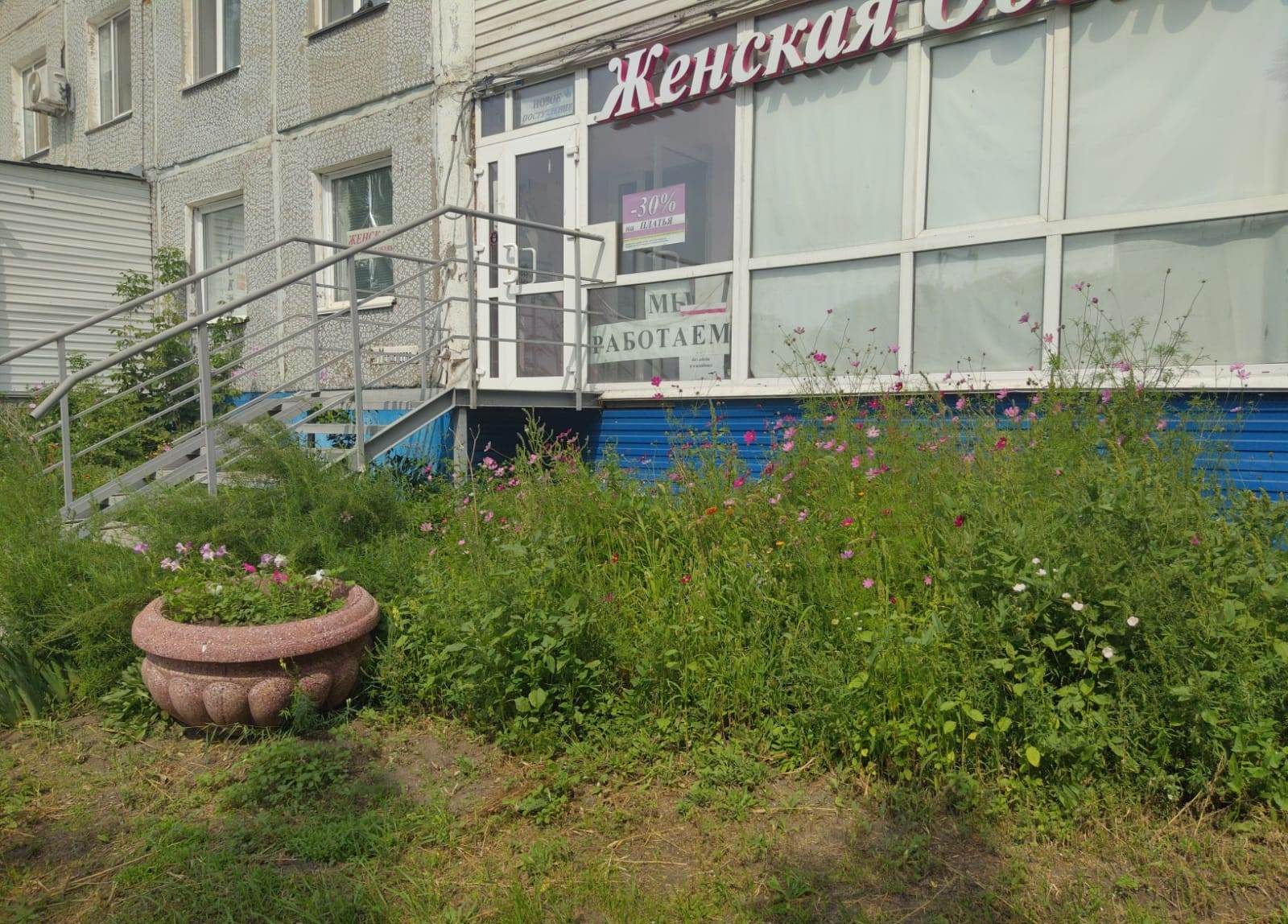 Жильцы омской многоэтажки пожаловались на незаконное крыльцо в доме #Омск #Общество #Сегодня