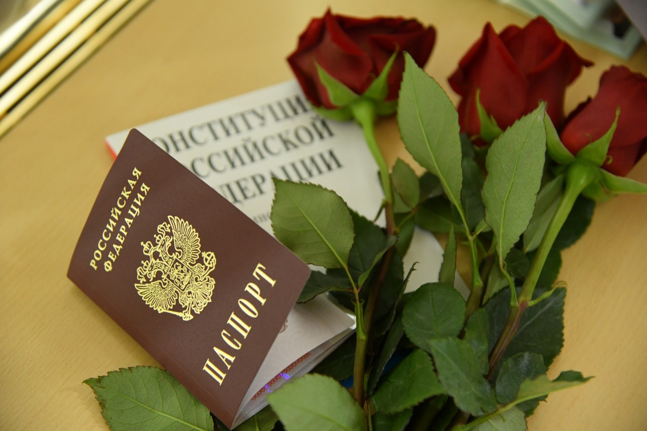В Омске торжественно вручили российские паспорта переселенцам из Донбасса #Новости #Общество #Омск В Омске торжественно вручили российские паспорта переселенцам из Донбасса #Новости #Общество #Омск